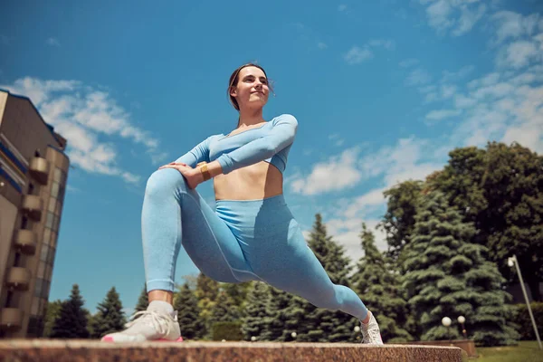 Hermosa mujer joven jogger en forma está corriendo al aire libre —  Fotos de Stock