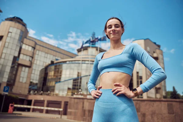 Hermosa mujer joven jogger en forma está corriendo al aire libre —  Fotos de Stock