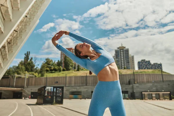 Hermosa mujer joven jogger en forma está corriendo al aire libre — Foto de Stock