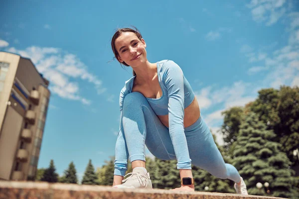 Hermosa mujer joven jogger en forma está corriendo al aire libre —  Fotos de Stock