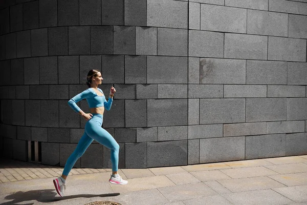 Gyönyörű fitt fiatal nő kocogó fut a szabadban — Stock Fotó