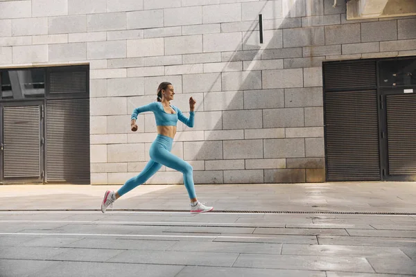 Gyönyörű fitt fiatal nő kocogó fut a szabadban — Stock Fotó
