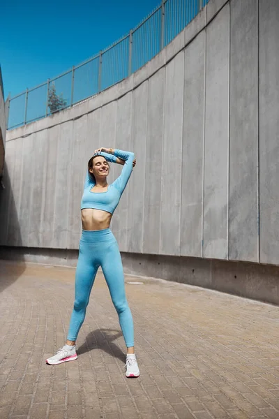 Hermosa mujer joven jogger en forma está corriendo al aire libre — Foto de Stock