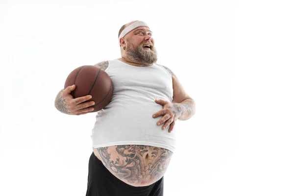 Baard vet Kaukasische tattoed man met basketbal in witte achtergrond. Hij is grappig en gelukkig. — Stockfoto