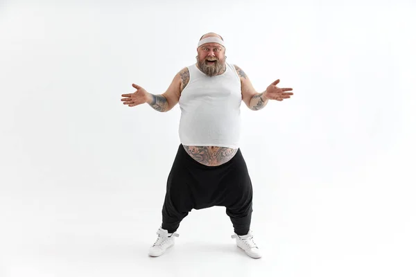 하얀 바탕에 포즈를 취하고 있는 행복 한 뚱보 운동 선수 — 스톡 사진
