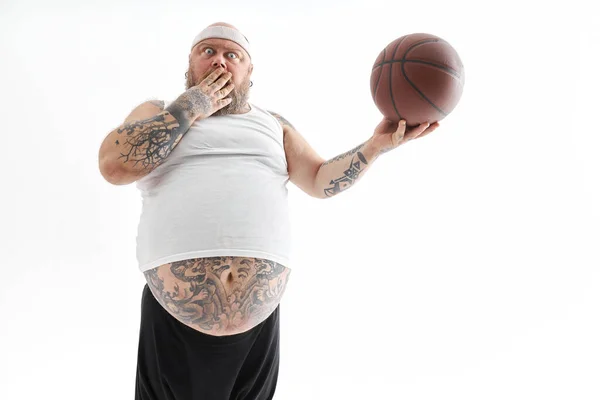 Baard vet Kaukasische tattoed man met basketbal in witte achtergrond. Hij is grappig en gelukkig. — Stockfoto