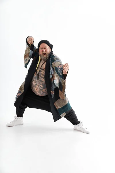 Vet stijlvol baard tattoed Kaukasische man met grote buik is poseren en dansen het dragen van etnische kimono — Stockfoto