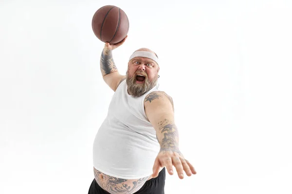 Baard vet Kaukasische tattoed man met basketbal in witte achtergrond. Hij is grappig en gelukkig. — Stockfoto