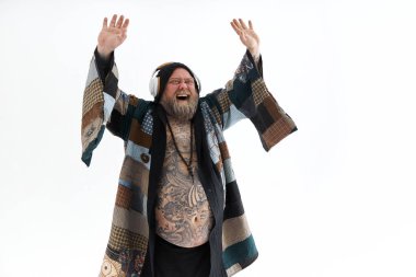 Şişman, sakallı, koca göbekli beyaz adam etnik kimono giyip dans ediyor.