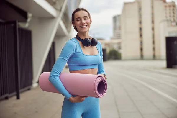 Happy beautiful caucasian woman at workout in urban city — Stock Photo, Image