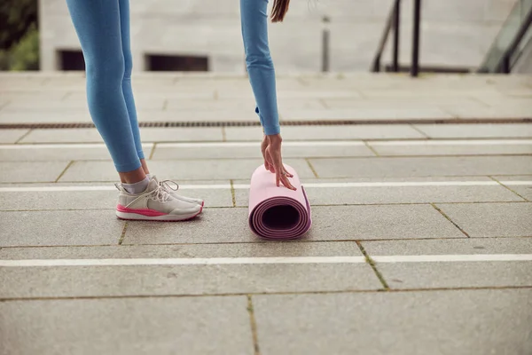 Giovane signora in forma sta facendo fitness e jogging in luogo urbano — Foto Stock