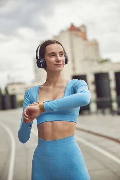 Boldog gyönyörű kaukázusi nő edzés városi — Stock Fotó