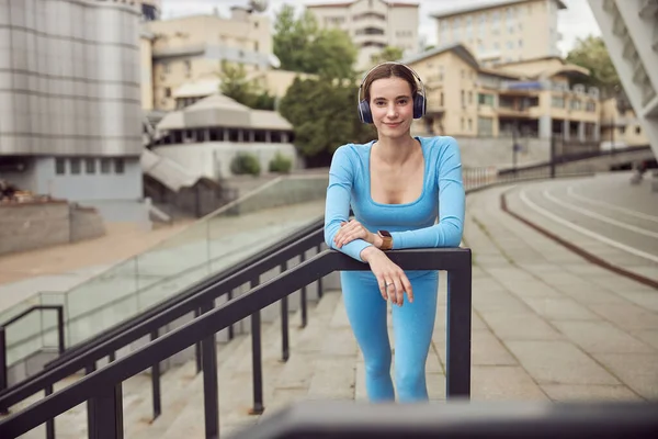 Jonge fitte dame doet fitness en joggen op stedelijke plaats — Stockfoto