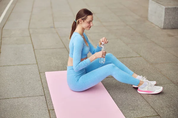 Slim jonge Kaukasische dame is het doen van sport buiten in de stedelijke plaats — Stockfoto