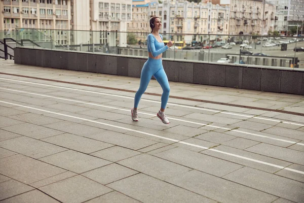 Glücklich schöne kaukasische Frau beim Training in urbaner Stadt — Stockfoto