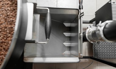 Kahve işleniyor. Roastery, kızartma makinesi ve taze fasulye.