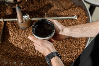 Kahve işleniyor. Roastery, kızartma makinesi ve taze fasulye.