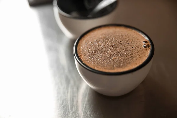 焙煎プロセスをテストするためのコーヒーカップ — ストック写真