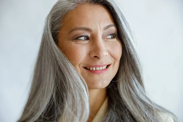 회색 머리를 하고 있는 아시아 여성, 밝은 배경 카메라에 포즈를 취한다. — 스톡 사진