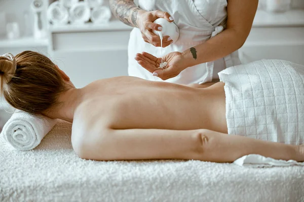 Spécialiste féminin confiant fait massage du corps relaxant pour dame caucasienne mince beautyful au salon de spa minimaliste — Photo