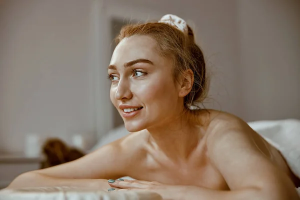 マッサージ師コチンサロンの美しい白人女性 — ストック写真