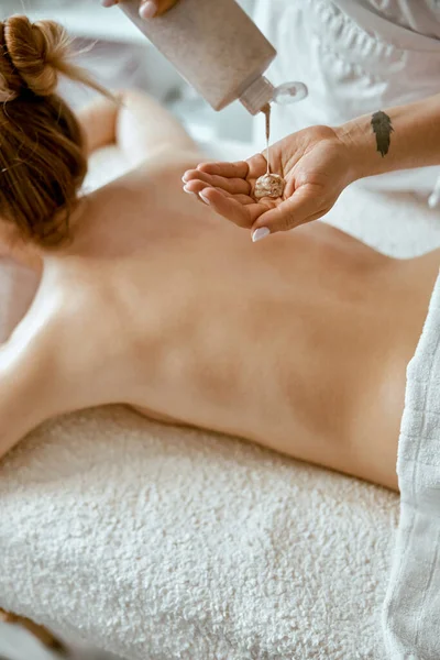 Spécialiste féminin confiant fait massage du corps relaxant pour dame caucasienne mince beautyful au salon de spa minimaliste — Photo