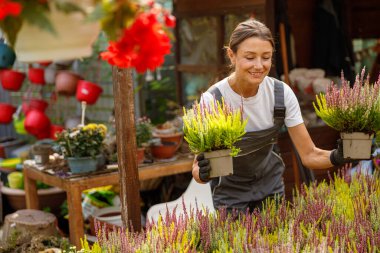 Kendini işine adamış ve tutkulu bir bahçıvan enerjik bir çocuk odası ortamındaki renkli bitkilerle özenle ilgileniyor.
