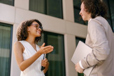 Çeşitli profesyoneller birbirine bağlanıyor, kültürler arası iş toplantısı şehir ortamında gerçekleşiyor