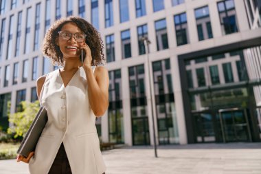 şehir profesyonel yönetim programı etkin, kendine güvenen kadın meşgul şehirde amaçla geziniyor