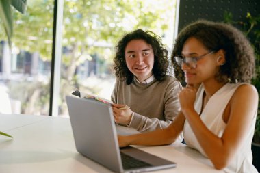 Danışman, dijital eğitim ortamında meslektaşına kişiselleştirilmiş koçluk sağlıyor