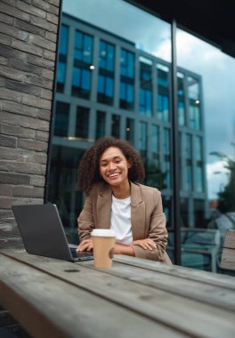 Laptop ve açık havada kahve ile siyah yaratıcı beyin fırtınası, eskiz defteri ve görünür fikirler, animasyon