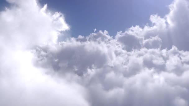 Vlucht over de wolken. — Stockvideo