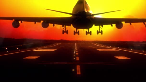 Avión aterrizando al atardecer. Lente de enfoque largo . — Vídeos de Stock