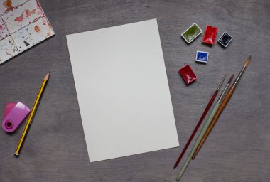 Renkler ve plastik palet ile suluboya Boya fırçaları