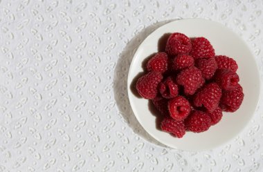 Ahududu beyaz plaka üzerinde