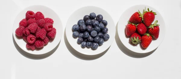 Diferentes frutas en los platos — Foto de Stock