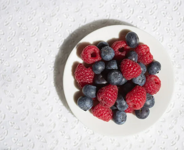 Différents fruits sur les assiettes — Photo