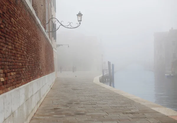 Nebbia a Venezia vicino all'Arsenale — Foto Stock