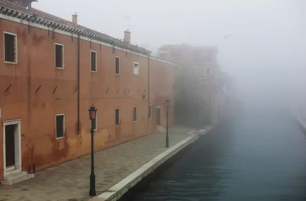Nebbia a Venezia vicino all'Arsenale — Foto Stock