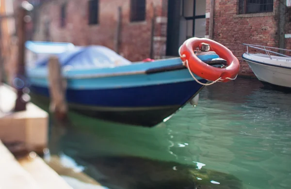 Tilt shift photo of boat with  life buoy in Venice. Soft focus — Stock fotografie