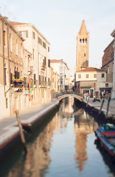 Tilt shift foto de la calle Venecia con barco y torre. Enfoque suave — Foto de Stock