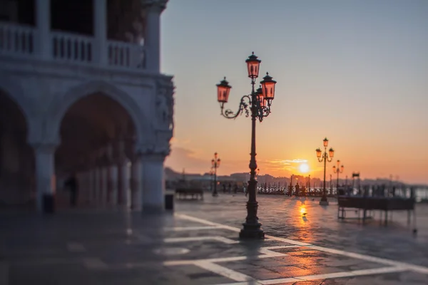 Tilt shift photo of morning in San Marco square in Venice. Soft focus — Stok fotoğraf