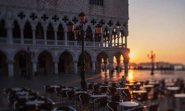Tilt shift photo of morning in San Marco square in Venice. Soft focus — Stok fotoğraf