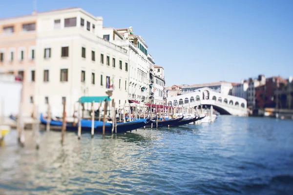 Tilt shift foto de vista del puente de Realto en Venecia con efecto de película — Foto de Stock