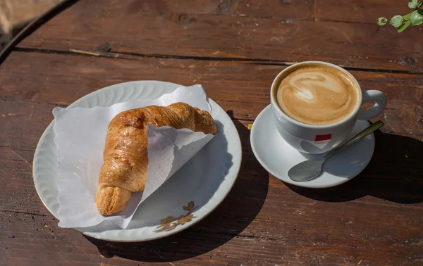 Croissant and coffe for breakfast in Italian bar — Zdjęcie stockowe
