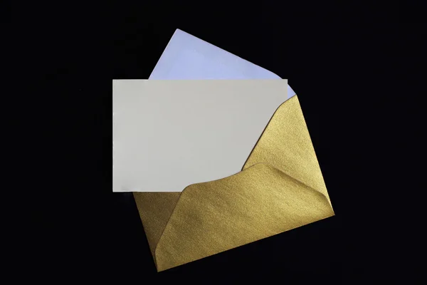 Siyah zemin üzerine altın zarfı açıldı