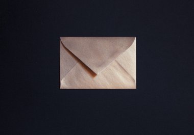 Siyah zemin üzerine altın zarf kapalı