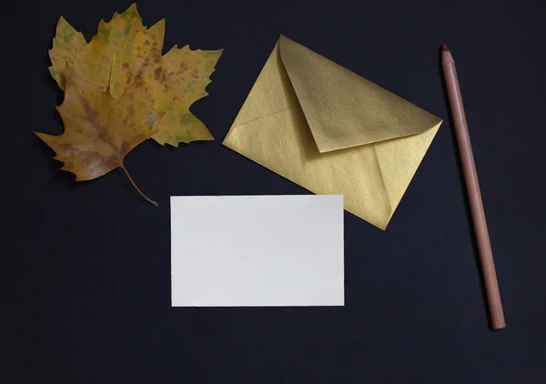 Kartı davetiye ve altın siyah zemin üzerine sonbahar yaprak 