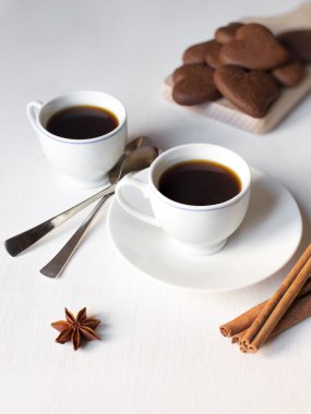 İki bardak kahve beyaz masaya ve iki kaşık ve ch