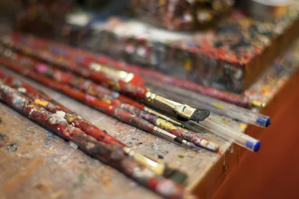 Некоторые кисти для краски в свечной мастерской Сиены, Италия — стоковое фото